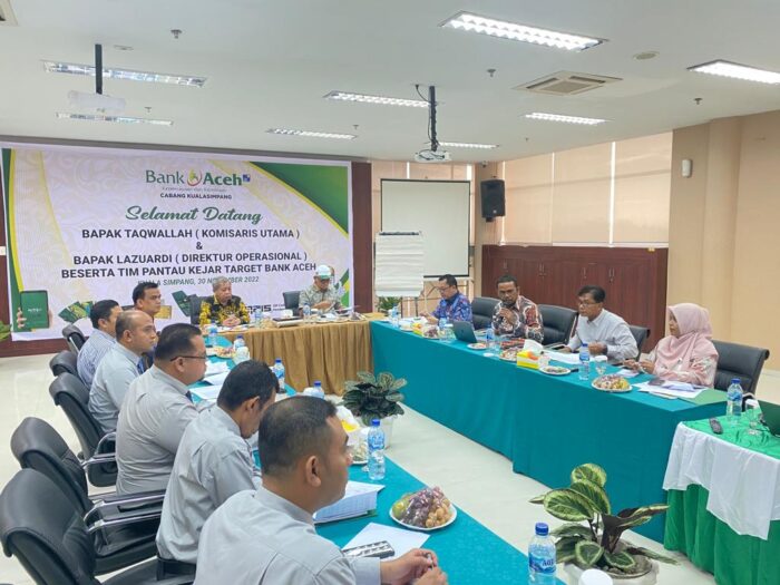 Komisaris Utama Bank Aceh Syariah, Taqwallah didampingi Lazuardi, Direktur Operasional dan Tim Kantor Pusat melakukan pertemuan dengan BAS Cabang Kuala Simpang, Rabu 30 November 2022.