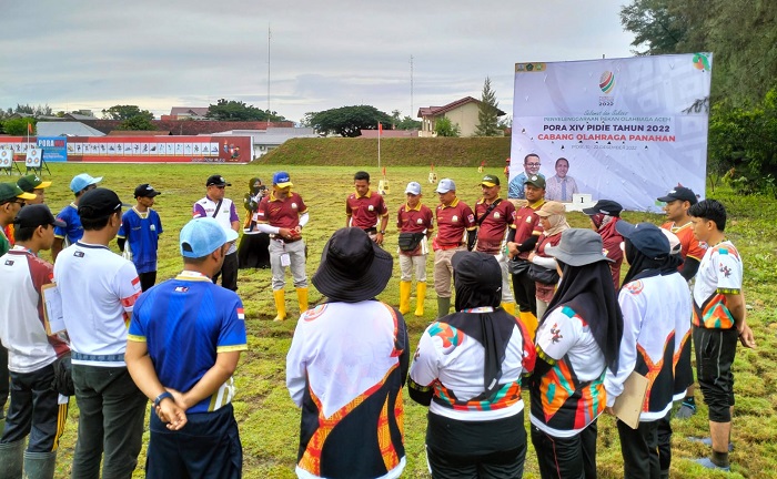 Team juri/wasit dan petugas perlombaan melakukan melakukan briefing sebelum lomba aduan divisi nasional. Foto : Humas Perpani Aceh.