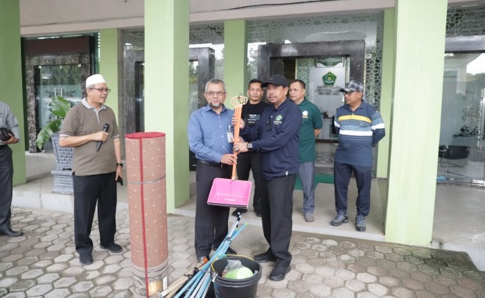 Sambut HAB ke-77, Kemenag Aceh Gelar Bakti Sosial dan Bagikan Alat Kebersihan di Masjid