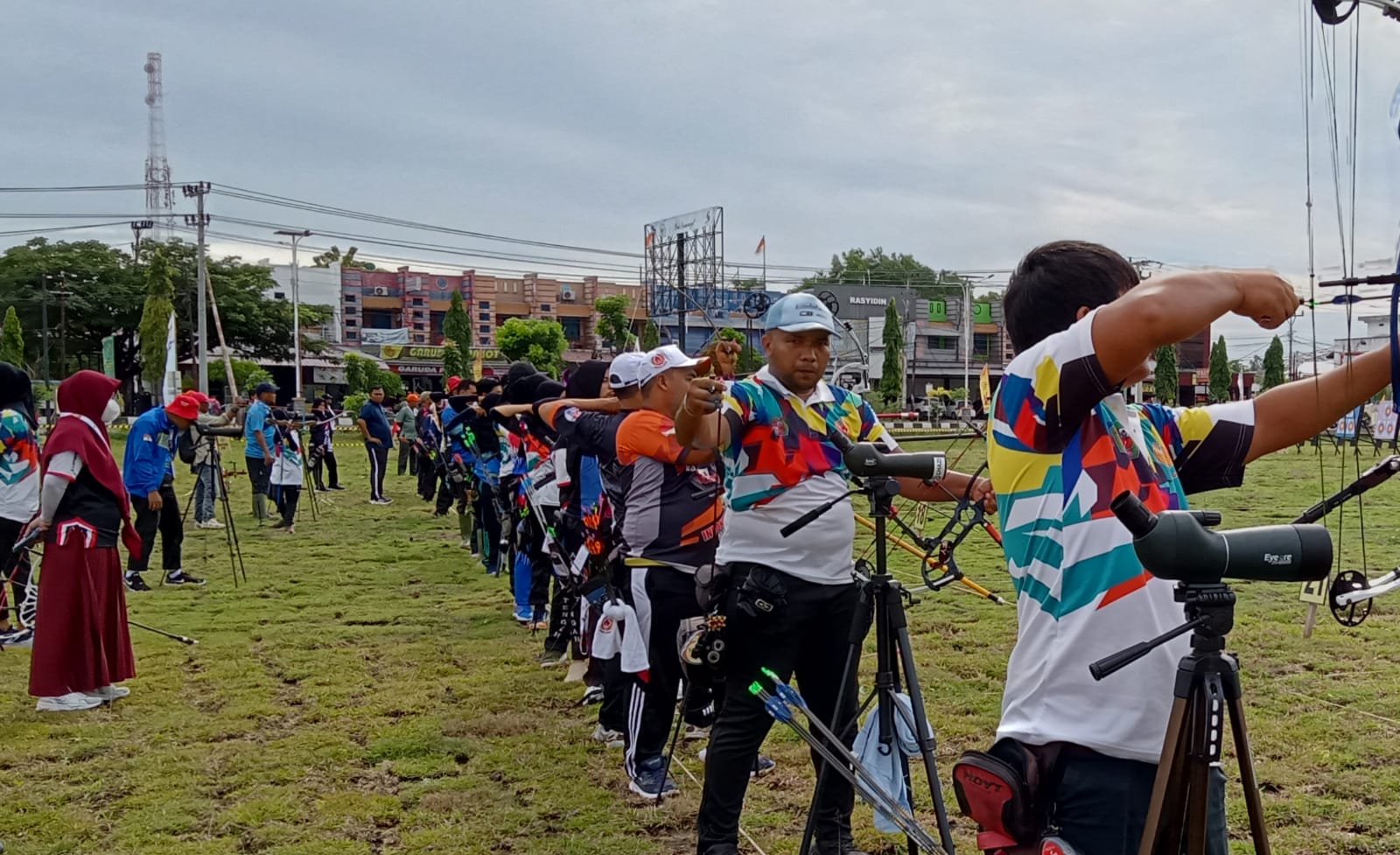 Para atlet melakukan official practice atau latihan bersama, uji alat dan lapangan usai pembukaan lomba panahan PORA di lapangan ruang terbuka hijau (RTH) Aneuk Mulieng, Sigli, Senin (12/12/2022). Foto: Humas Perpani Aceh.