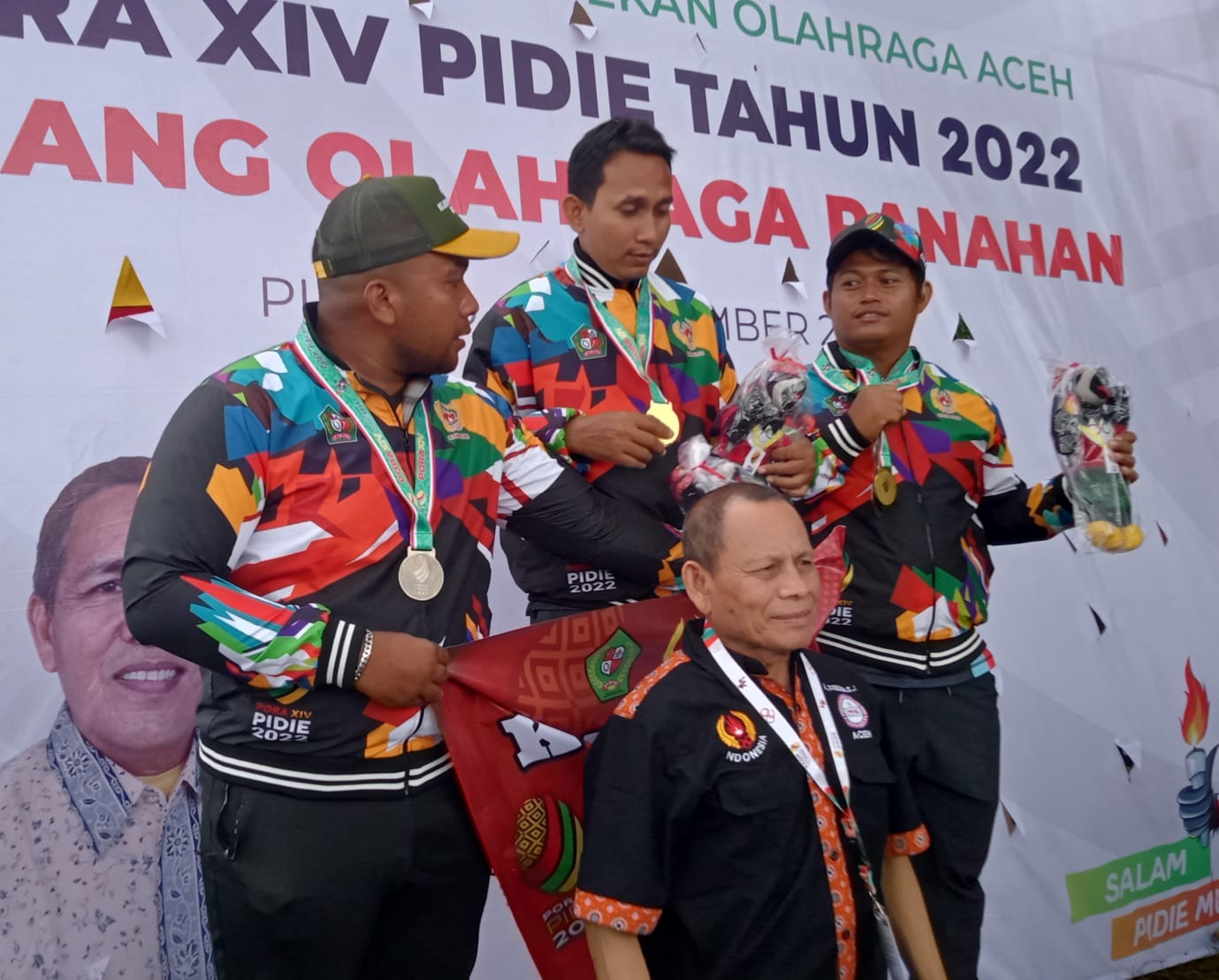 Wakil Ketua Umum I Bidang Organisasi KONI Aceh, T Rayuan Sukma berpose pemenang panahan usai pengalungan medali di Lapangan Ruang Terbuka Hijau (RTH) Aneuk Mulieng, Sigli, Rabu (14/12/2022). Foto : Sudirman Mansyur.
