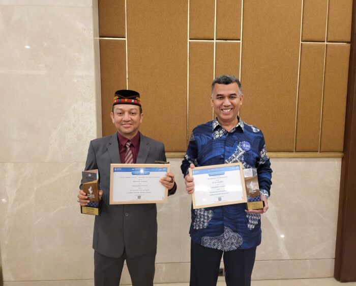 Penerimaa Dua penghargaan subkategori Humas, juara I untuk kategori majalah (Unimal Magazine), dan juara III untuk kategori Insan Humas Terpopuler (Teuku Kemal Fasya) bagi PTN Satker. (Foto: Humas Unimal)
