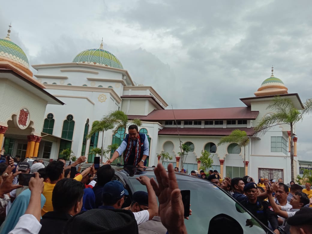 Anies Baswedan saat menyapa warga Aceh di Bandara Sultan Iskandar Muda, Jum'at  2 Desember 2022.