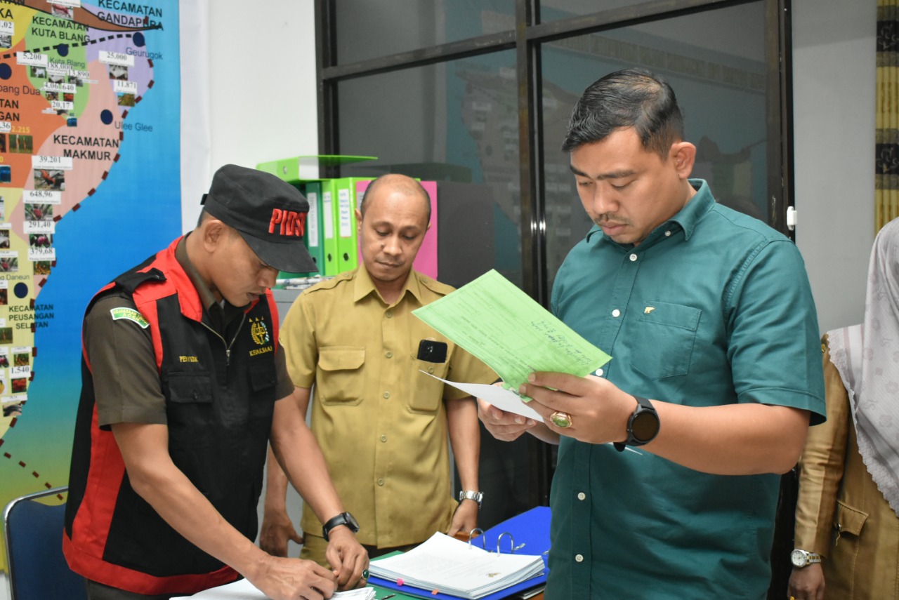 Penyidik Kejari Bireuen Geledah Kantor BPKAD dan Setdakab