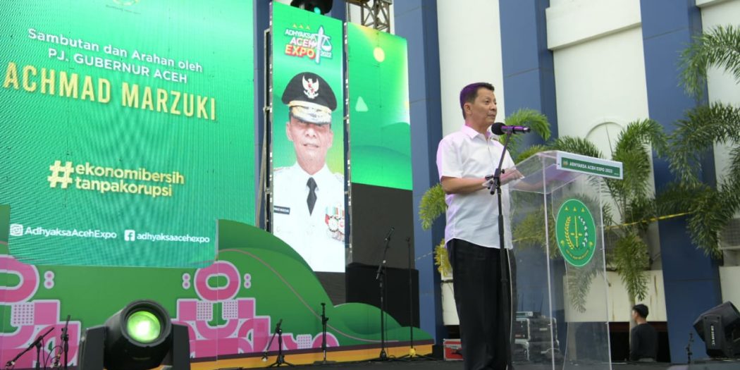 Pj.Gubernur Aceh, Achmad Marzuki, memberikan sambutan dan arahan saat membuka Adhyaksa Expo 2022 yang diselenggarakan Kejaksaan Tinggi Aceh, di Balee Meuseuraya Aceh, Banda Aceh, Kamis (8/12/2022).