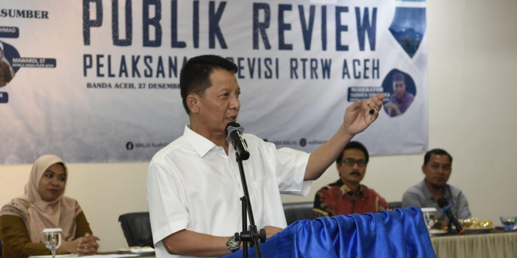 Pj. Gubernur Aceh, Achmad Marzuki, saat menjadi Keynote Speaker pada kegiatan Pelaksanaan Revisi Rencana Tata Ruang dan Wilayah (RTRW) Aceh, di Hotel Oasis, Banda Aceh. (Foto: Ist)