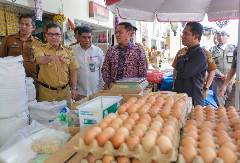 Bakri Siddiq bersama forkopimda melakukan sidak ke pasar Al-Mahirah Lamdingin. (Foto: Ist)