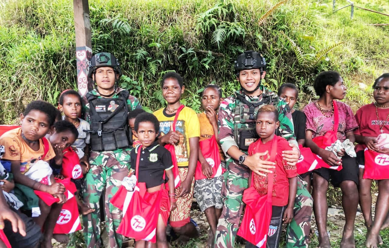 Satgas Organik Yonif RK 113/JS Bagikan Tas Merah Putih ke Anak-Anak Kampung Talilime
