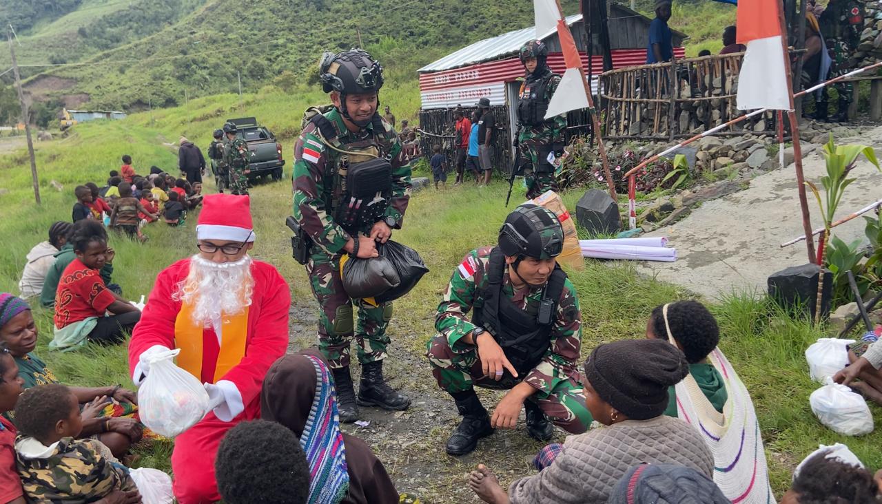Sambut Nataru, Satgas Organik Bagikan Sembako ke Masyarakat dan Anak-Anak Wuyuneri