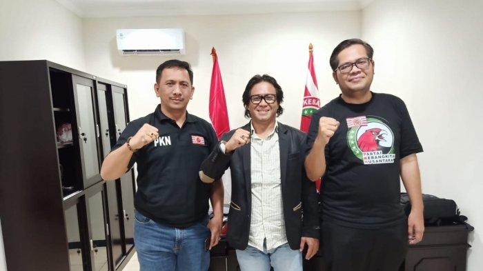 Ketua Umum Partai Kebangkitan Nusantara, Gede Pasek Suardika (ujung kiri), dan Rio Ramabaskara, Wakil Ketua Umum Partai Kebangkitan Nusantara (ujung kanan). Foto: Ist