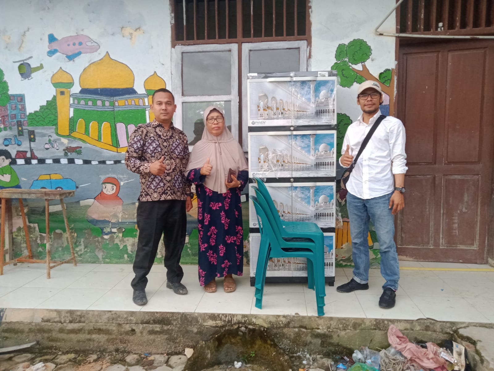 Penyaluran bantuan ke TK Raudhatul Hasanah. (Foto: Ist).