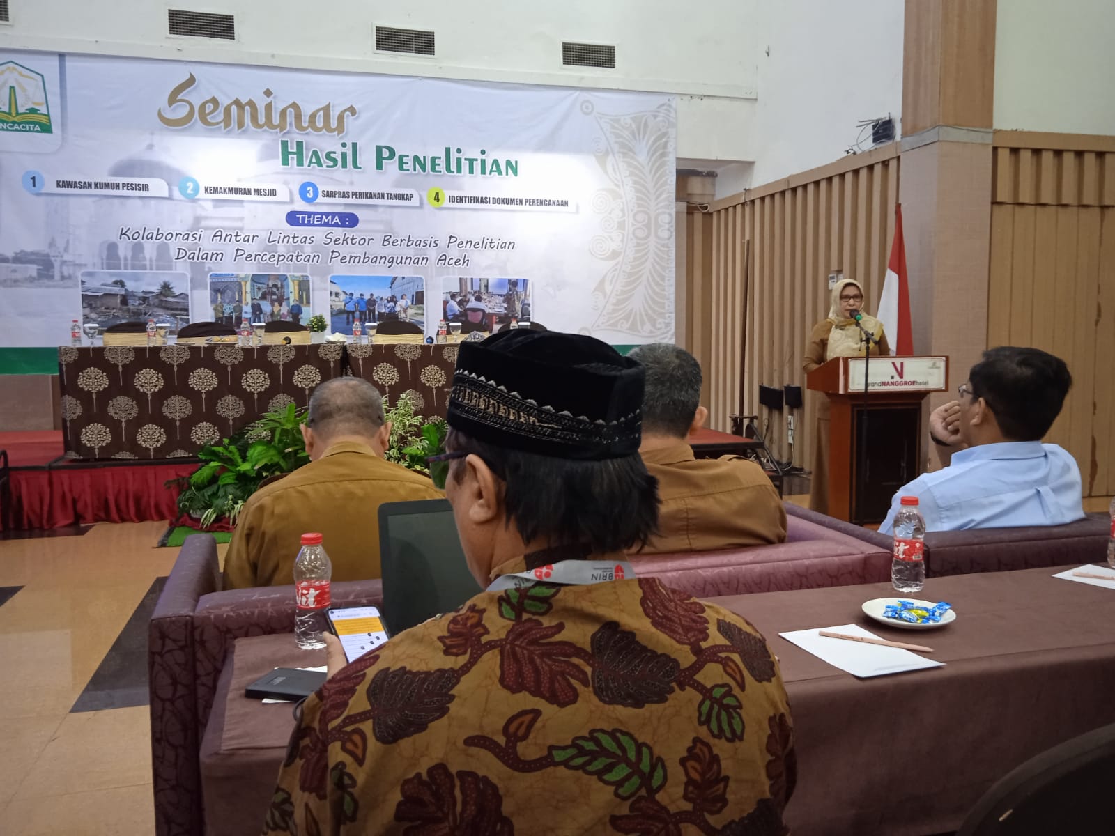 Bappeda Aceh melaksanakan seminar hasil penelitian di Aula Hotel Grand Nanggroe, Banda Aceh, Senin (5/12/2022). Foto: Nukilan/Wanda.