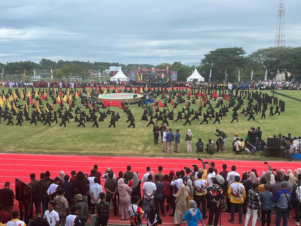 Ribuan pesilat cilik melakukan atraksi pada pembukaan PORA XVI di Pidie. (Foto: Posaceh)
