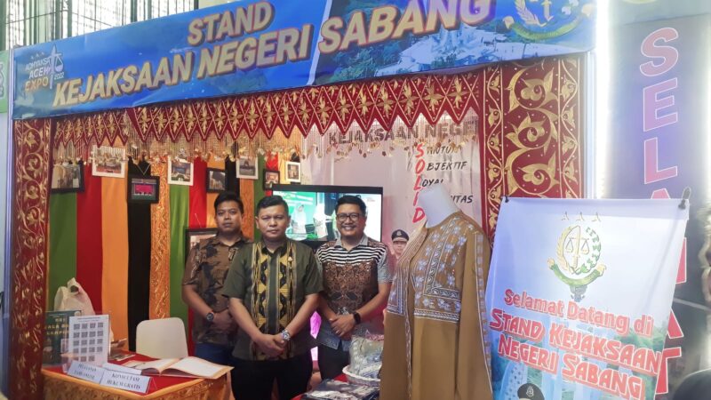 Kajari Sabang, Choirun Parapat, SH, MH didampingi Kasi Pidsus, F. Wisdom Sumbayak dan Aslam, SH saat meninjau Stan Kejari Sabang di BMA, Banda Aceh, Kamis, 9 Desember 2022. (Foto: Nukilan/Wanda)