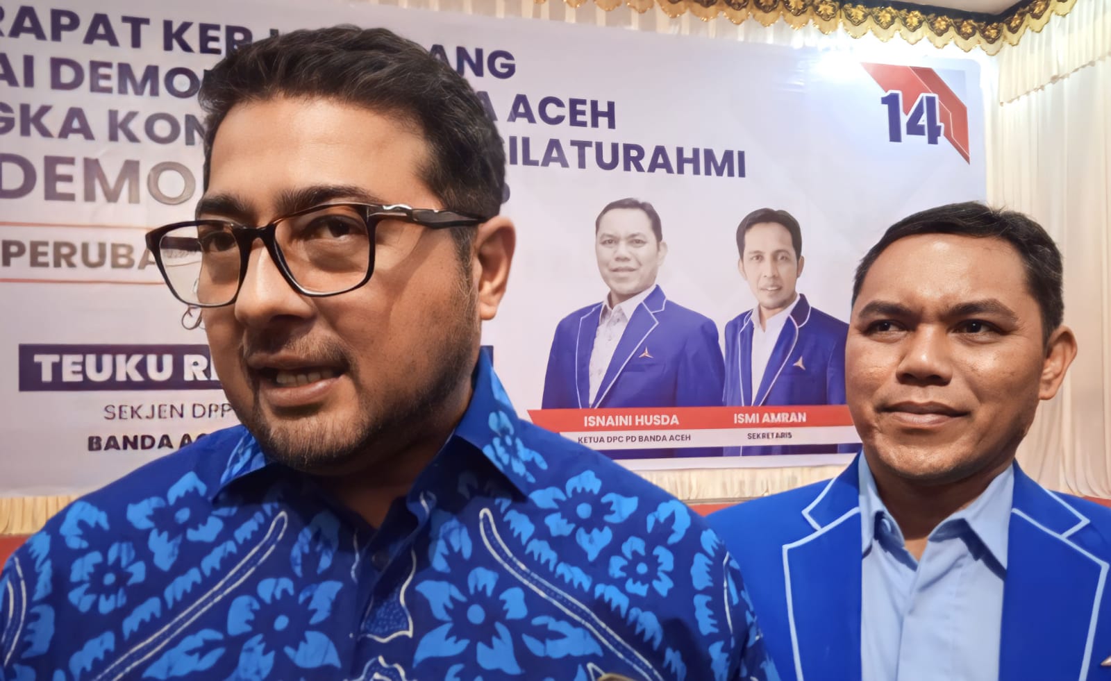 Sekjen DPP Partai Demokrat, Teuku Riefky Harsya (TRH) didampingi Ketua DPC Demokrat Banda Aceh, Isnaini Husda saat diwawancarai wartawan di sela Rapat Kerja Cabang (Rakercab) Partai Demokrat Banda Aceh dalam rangka konsolidasi dan silaturrahmi dengan mengangkat tema "Demokrat Siap Memperjuangkan Perubahan dan Perbaikan” di Aula Gedung Amel Convention Hall, Banda Aceh, Jum’at (23/12/2022). Foto: Nukilan/Wanda