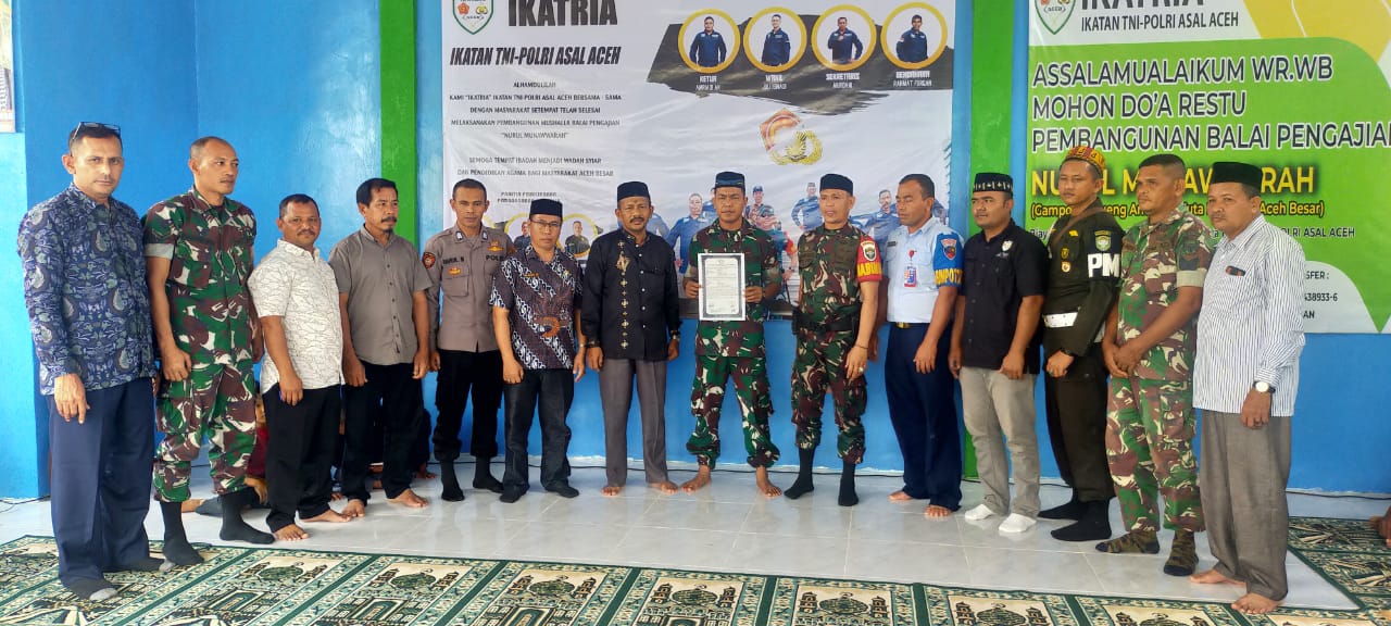 Perwakilan Ikatria seluruh wilayah Indonesia saat menyerahkan secara simbolis bantuan pembangunan mushalla balai pengajian Nurul Munawwarah di Gampong Krueng Anoi, Kecamatan Kuta Baro, Aceh Besar, Kamis (29/12/2022)