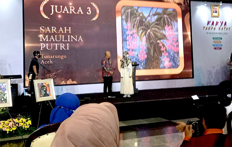 Sarah Maulina Putri saat menerima penghargaan di Jakarta. (Foto.Ist.)