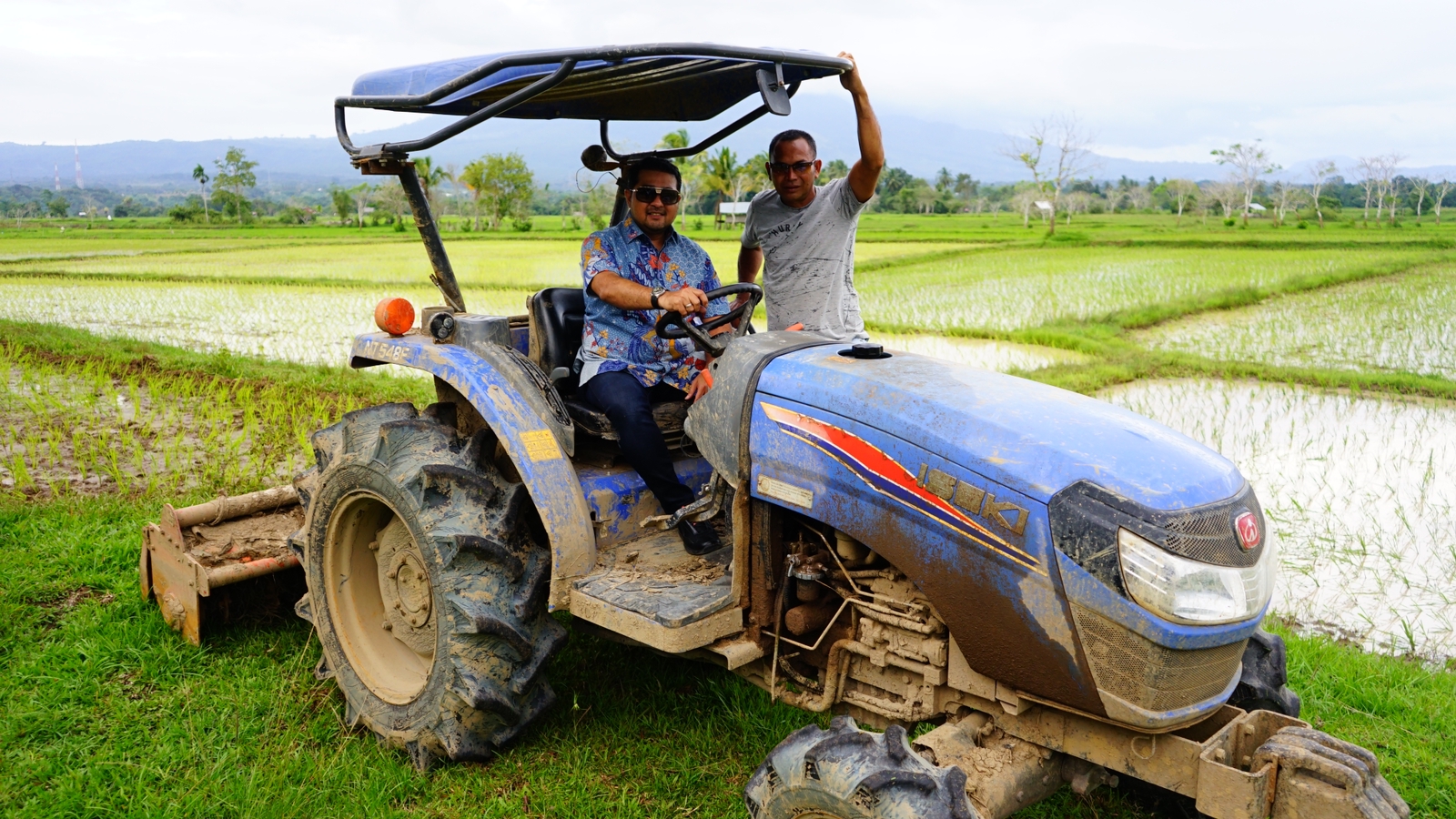 Teuku Riefky Serahkan Bantuan Alat Pertanian Untuk Petani di Aceh Besar