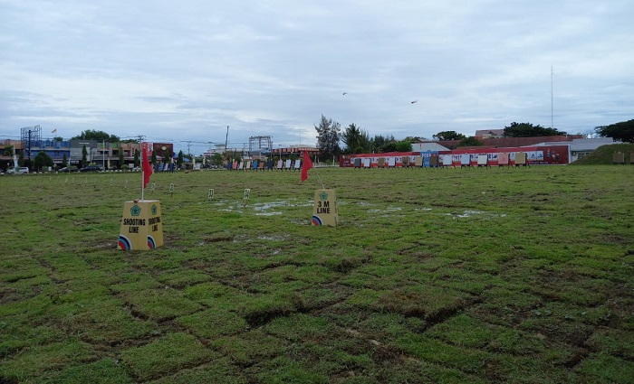 Panitia bekerja mempersiapkan lapangan lomba panahan. Foto : Humas Perpani Aceh