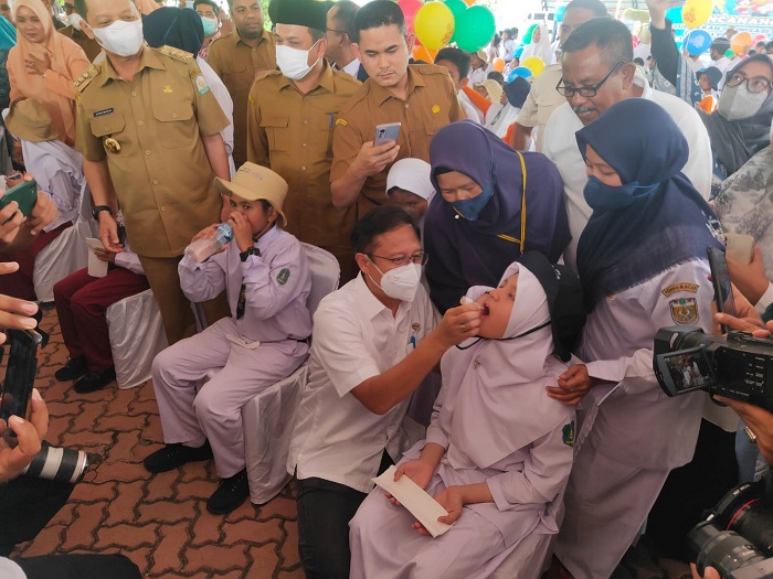 Menkes Budi memberi imunisasi polio di Anjong Mon Mata, Banda Aceh. (Foto: Nukilan/Reji)