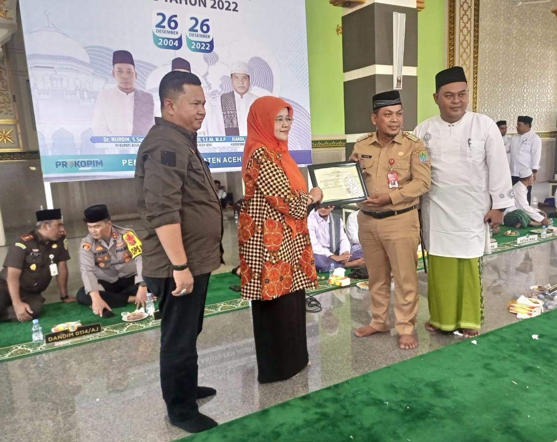 Distanbun Aceh Serahkan Tanda Daftar Kepemilikan Durian dan Jengkol Lokal ke Pemkab Aceh Jaya