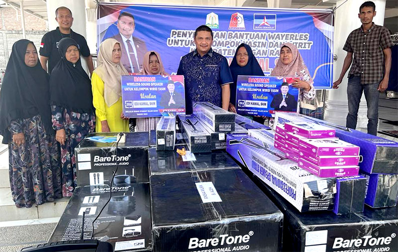 Anggota DPRA menyerahkan bantuan Wireled untuk kelompok Wirid di Nagan Raya. (Foto: Ist.)