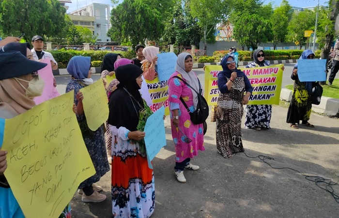 Emak-Emak demo di Kantor PT Pertamina Cabang Banda Aceh, Senin 9 Januari 2023. (Foto: Nukilan/Reji)