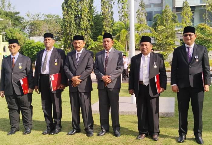 Upacara HAB Sukses, Pj Gubernur Aceh Serahkan Satya Lencana