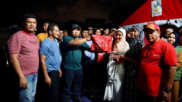 Pj Bupati Aceh Besar Salurkan Bantuan Masa Panik untuk Korban Kebakaran Ulee lhueng