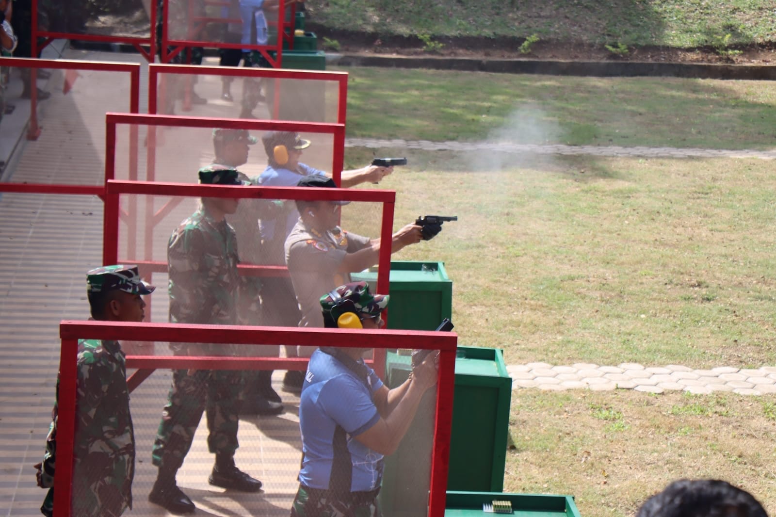 Kapolda Aceh Ikut Lomba Tembak Pistol Plat Baja Kodam IM