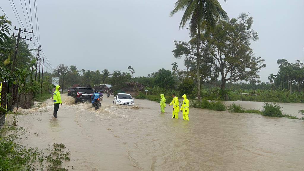 Personel Satlantas Polres Pidie Dikerahkan Bantu Pengendara Lewati Banjir