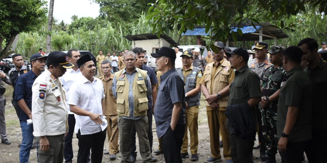 Penjabat Gubernur Aceh, Achmad Marzuki, saat meninjau lokasi bencana banjir di Gampong Kandang Kec. Samalanga Bireuen, Selasa (24/1/2023).