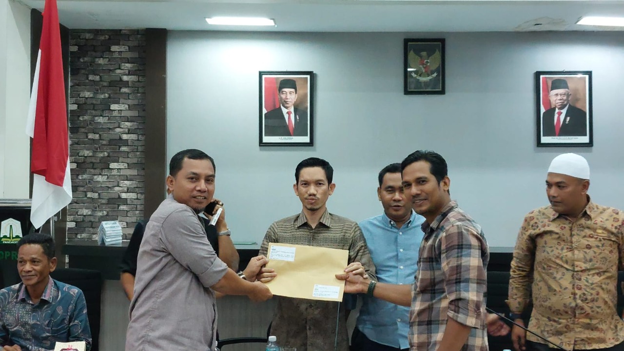 WALHI Aceh menyerahkan dokumen rekomendasi tentang berbagai persoalan lingkungan di Aceh kepada Pansus DPRA usai RDP. (Foto: Ist)