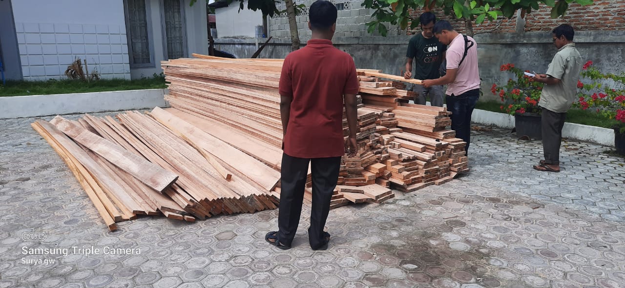 KPH Wilayah IV Meulaboh Amankan Puluhan Kayu Diduga Hasil Pembalakan Liar