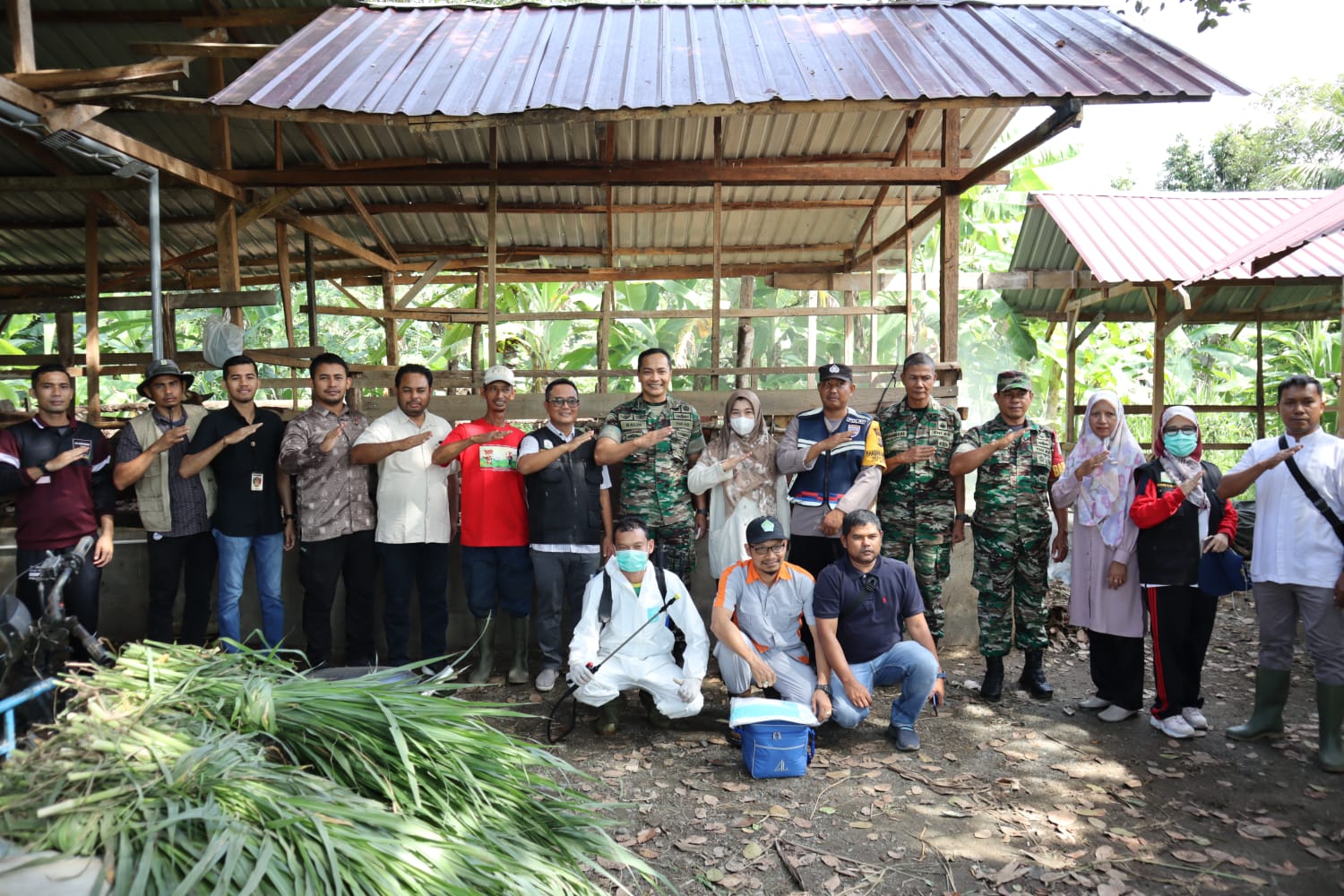 Cegah PMK dan LSD, Disnak Aceh Lakukan penyemprotan Eco Enzim ke Kandang Ternak Warga