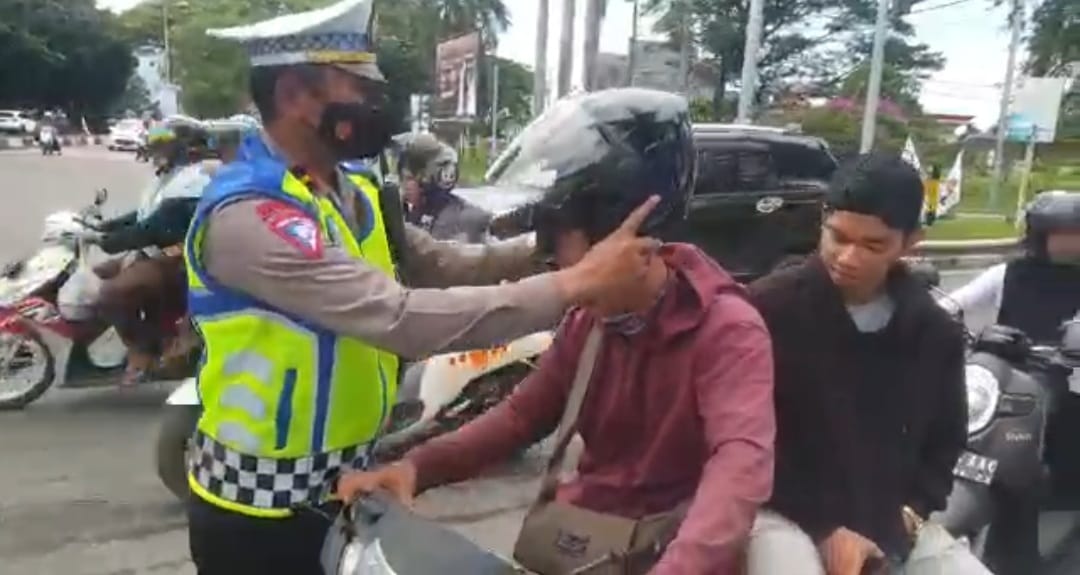 Satlantas Polresta Banda Aceh Bagikan Helm Untuk Pengendara Sepeda Motor