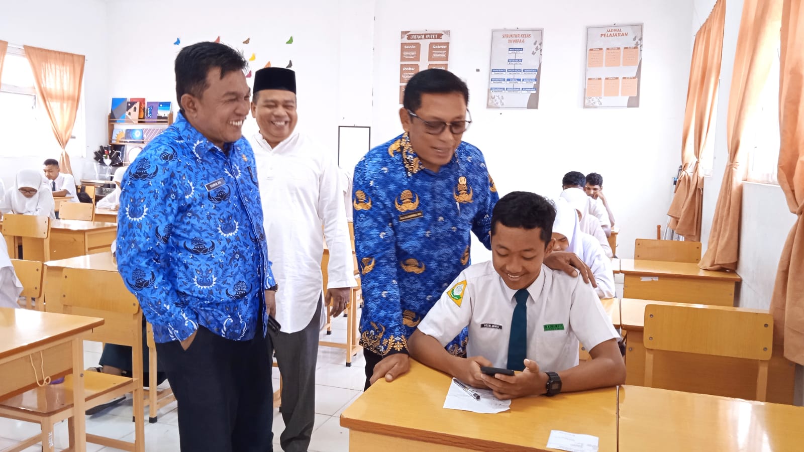 Peninjauan pelaksanaan Try Out Tes Masuk Perguruan Tinggi oleh Kadisdik Aceh (Foto. Dok. Humas Disdik Aceh)