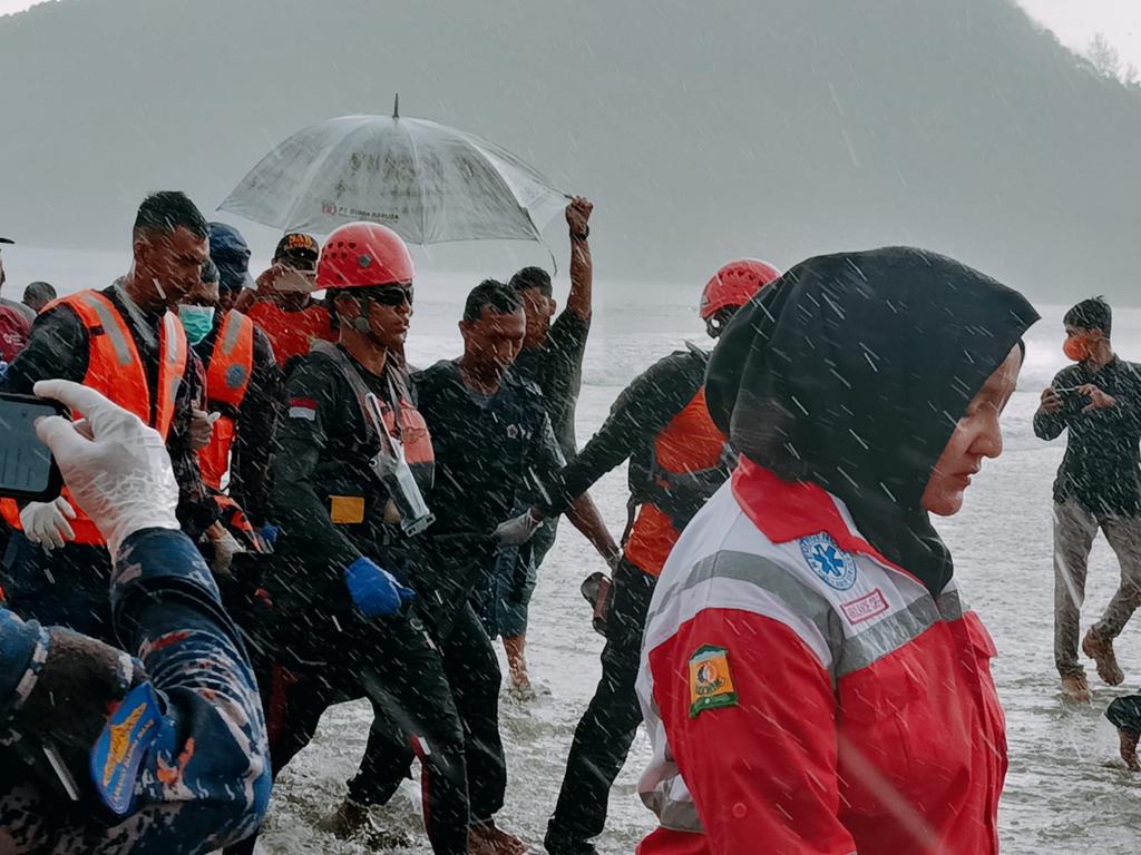Korban Terseret Arus Pantai Rinting Ditemukan Meninggal Dunia