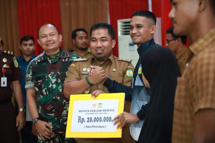 Pj Bupati Aceh Besar Serahkan Bonus untuk Atlet PORA Pidie 2022