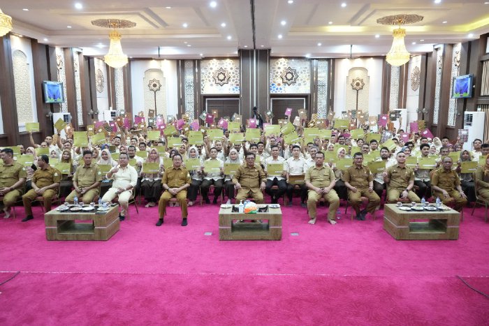 Serahkan SK Tenaga Kontrak Tahun 2023, Ini Pesan Kadisdik Aceh