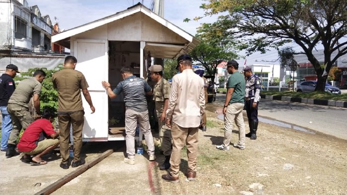 Satpol PP Aceh Besar Tertibkan dan Bongkar Lapak Pedagang Nakal di Darul Imarah