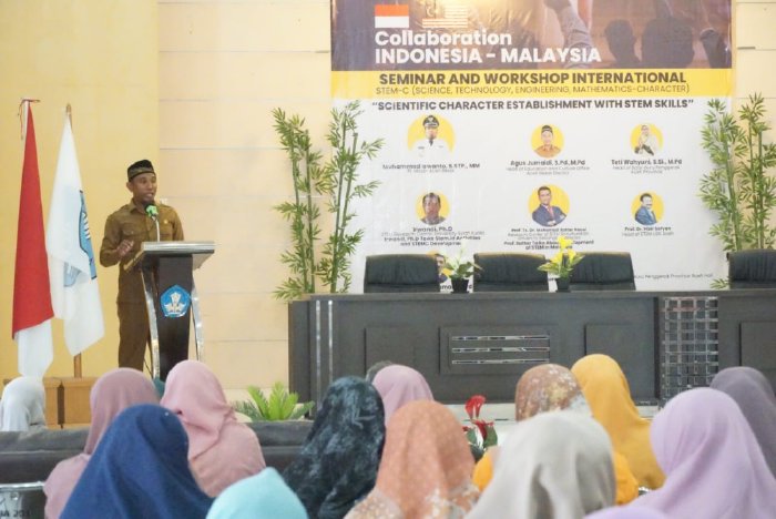 Pj Bupati Aceh Besar melalui Plt Kepala Dinas Pendidikan dan Kebudayaan Agus Jumaidi S.Pd M.Pd membuka Seminar dan Workshop Internasional STEM-C di Aula BGP, Lubok Kecamatan Ingin Jaya, Selasa (21/3/2023). FOTO/MC ACEH BESAR. (Foto: Ist)