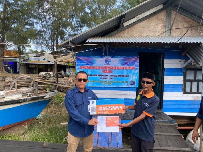 Kominfo Serahkan Sertifikat IKRAN kepada Nelayan Aceh. (Foto: Dok. Diskominfo)