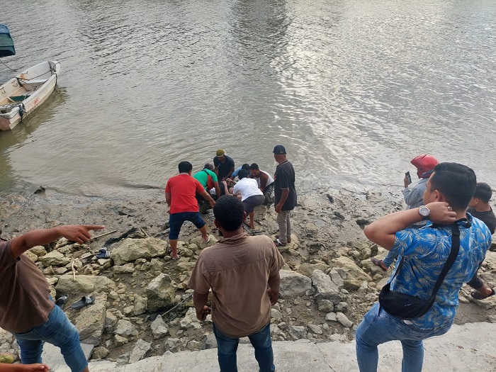 Nukilan.id - Seorang nelayan menemukan sebuah mayat berjenis kelamin laki-laki pada pukul 17.20 WIB dalam kondisi mengapung di bantaran sungai kawasan Gampong Lampulo, Kecamatan Kuta Alam Banda Aceh, Rabu (22/3/2023). (Foto: Dok. Polsek Kuta Alam)