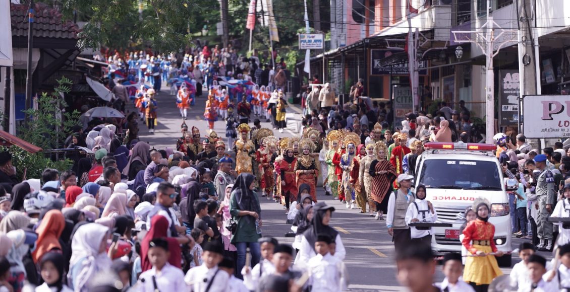 Perhelatan Sabang Marine Festival 2023 di tugu menara merah putih Sabang.