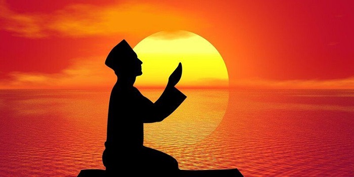 ILLUSTRASI Seorang Muslim Sedang Membaca Do'a. (Foto: Freepik.com)