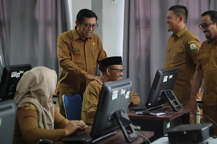 Kepala Dinas Pendidikan Aceh Drs. Alhudri, MM.,  meninjau pelaksanaan asesmen yang dilakukan Dinas Pendidikan Aceh untuk seluruh kepala SMA/SMK dan SLB se - Aceh. (Foto: Ist)