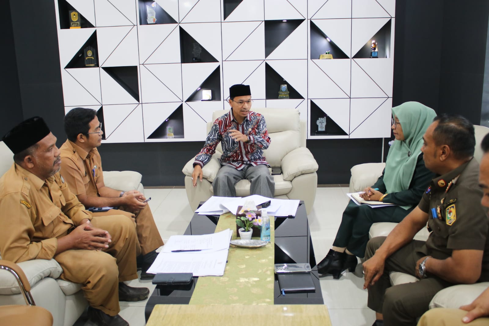 Ketua DPRK Banda Aceh, Farid Nyak Umar  mengadakan pertemuan dengan Dinas Satpol PP-WH dan Dinas Syariat Islam Kota Banda Aceh. (Foto: Ist)