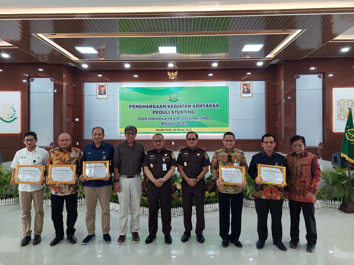 Nukilan.id - Kejaksaan Tinggi (Kejati) Aceh menerima penghargaan dari Indonesia Health Observer (IHO) dalam rangka kegiatan Adhyaksa Peduli Stunting di Kejati Aceh pada Selasa 28 Maret 2023. (Foto: Ist)