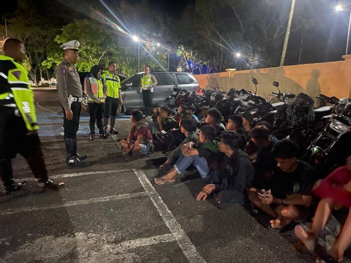 Satlantas Polres Aceh Besar melakukan penetiban kegiatan balap liar di Jantho, Aceh Besar, Minggu 26 Maret 2023. (Foto: Ist)